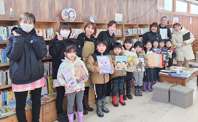 青森県「風乃まちプロジェクト」様 書籍寄贈の様子