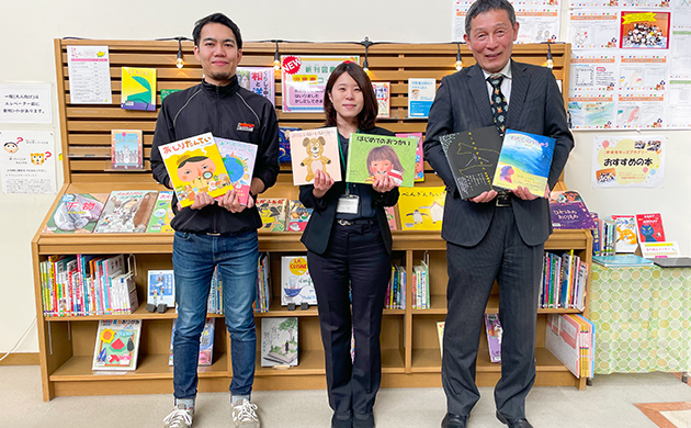 山梨県「中央市立図書館」様 書籍寄贈の様子